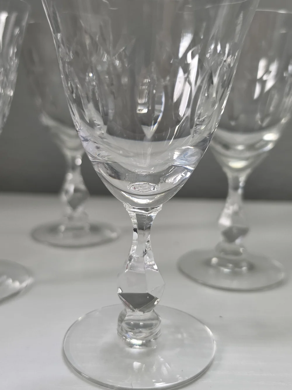 Elegant Faceted Stem Wine Glasses - Clear (Set of 4)